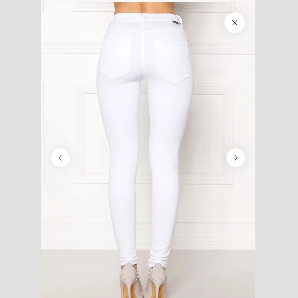Intressekoll på dessa vita dr.denim jeans i storlek M!    Buda på🥰🌷                           (Obs, inte min bild) . Jeans & Byxor.