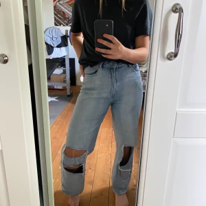 Slitna jeans - Säljer de populära jeansen från boohoo, har sytt in och sytt upp dom hos skräddare så de är inte strl 40 men perfekt längd för mig som är 170cm. 