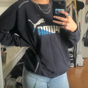 Puma sweatshirt  - Supersnygg mörkblå Puma sweatshirt! Passar på en M/L beroende på hur man vill att den ska sitta. I använt och urtvättat skick med några sprickor i Puma-loggan. Frakt tillkommer och betalningen sker via Swish!