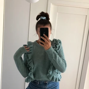 Stickad volangtröja - Säljer denna mysiga stickade tröja från Carin Wester! Ser blå/grå ut på bilden men är egentligen i en fin grön/blå färg. Tröjan är i bra skick och endast använd ett fåtal gånger, ej nopprig. Köparen står för frakten! 💗 högsta bud: 140