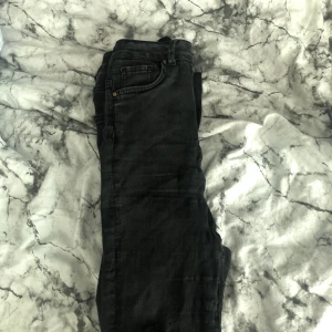 Högmidjade jeans ❤️  -  i st s <3 från bikbok ❤️ ganska slitna därför säljer jag dem för 40kr! Finns ett hål på inne låret men syns knappt!
