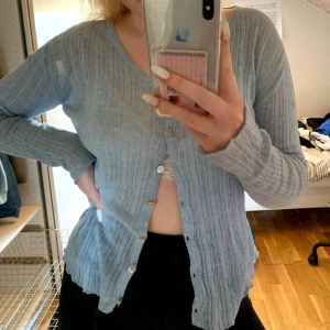 Söt kofta - Söt ljusblå kofta, fint skick. Frakt 44 kr. Fin att ha både stängd och öppen. 