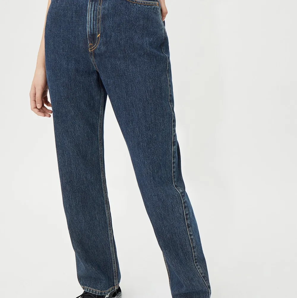 Jättefina jeans från weekday i en cool blå färg!! Använda 2 gånger och är därför i toppen skick. Modellen Rowe och storleken 29 i midjan och 32 i längden. High waist. Nypris 500kr. Köparen står för frakten som är 63kr 💓. Jeans & Byxor.