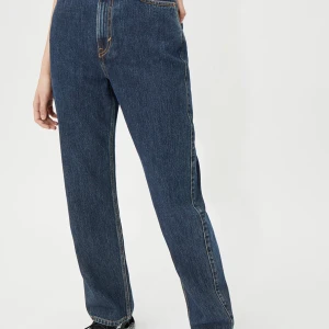 Weekday jeans, Rowe, Strl 29/32 - Jättefina jeans från weekday i en cool blå färg!! Använda 2 gånger och är därför i toppen skick. Modellen Rowe och storleken 29 i midjan och 32 i längden. High waist. Nypris 500kr. Köparen står för frakten som är 63kr 💓
