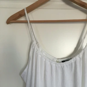  - gulligt linne från bik bok. öppen i ryggen. skönt tyg!