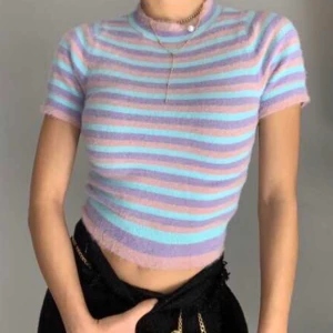 Pastellfärgad t-shirt - Croppad t-shirt i randigt mönster, väldigt mjukt ”stickat” tyg. Mjukaste och skönaste tröjan jag äger! Storlek L men sitter som en S/M (första bilden är lånad)