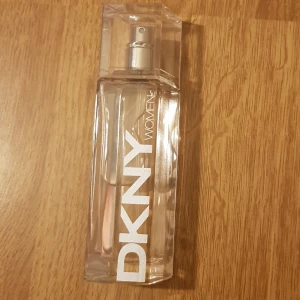 DKNY perfym - DKNY perfym. Det mesta är kvar (se bild 2). Luktar gott men jag använder personligen inte så mycket perfym. Nypris för liknande verkar vara 200-300kr men säljer för 65kr exklusive frakt (44kr) men frakt ingår vid köp över 300kr. 