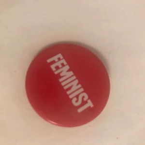 Pins  - Oanvänt skick! Fraktar gärna d billigaste dvs ett frimärke, du får köpa en om du vill men säljer båda för 10 spänn!  Snyggt på jeansjacka, ryggsäck, tygpåse, hatt, etc