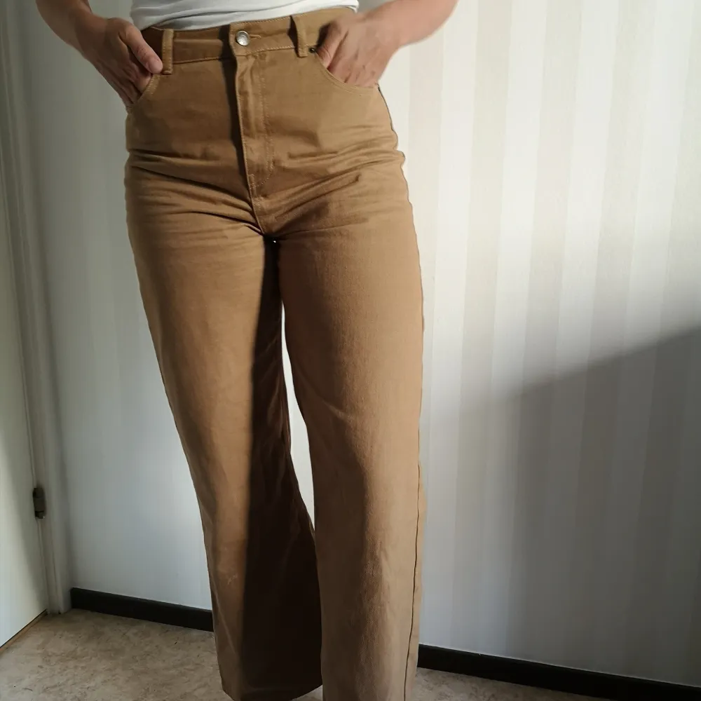 Supersköna beiga jeans från nakd i strl 38. Det är en hög midja och är mjuka i tyget, samt en aning utsvängda. Jag är 175cm och de sitter bra på mig i längden. Någon centimeter längre eller kortare funkar också i längden. Köpare står för frakt 😊. Jeans & Byxor.