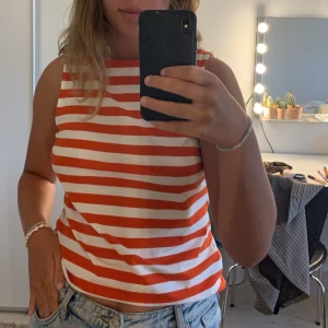 Randigt linne - Söt randigt linne, köpt på Lindex. Aldrig använt så väldigt bra skick. Pris kan diskuteras 