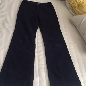 Manchesterbyxor marinblå - Utsvängda marinblå manchesterbyxor från indiska i Storlek 38 (de känns dock mindre på ungefär som storlek 36) bra skick! Sitter superbra i formerna