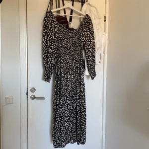 Klänning från hm - Säljer en blommig klänning från hm i strl s, säljer pga två stycken. Aldrig använt samt prislapp sitter på. 