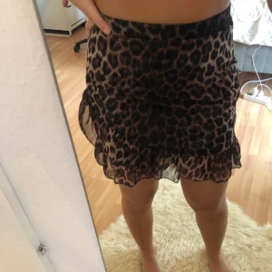 Leopard kjol - Säljer en leopard kjol ifrån Nelly då den inte kommer till användning längre💗 Storlek XS men ganska stretchig så passar även en S