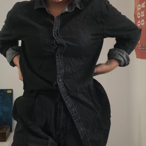 Cheap monday skjorta - Gråsvart jeansskjorta från cheap monday köpt second hand. I gott skick! Köparen står för frakten (ca 50kr) eller möts upp i Stockholmsområdet❤️