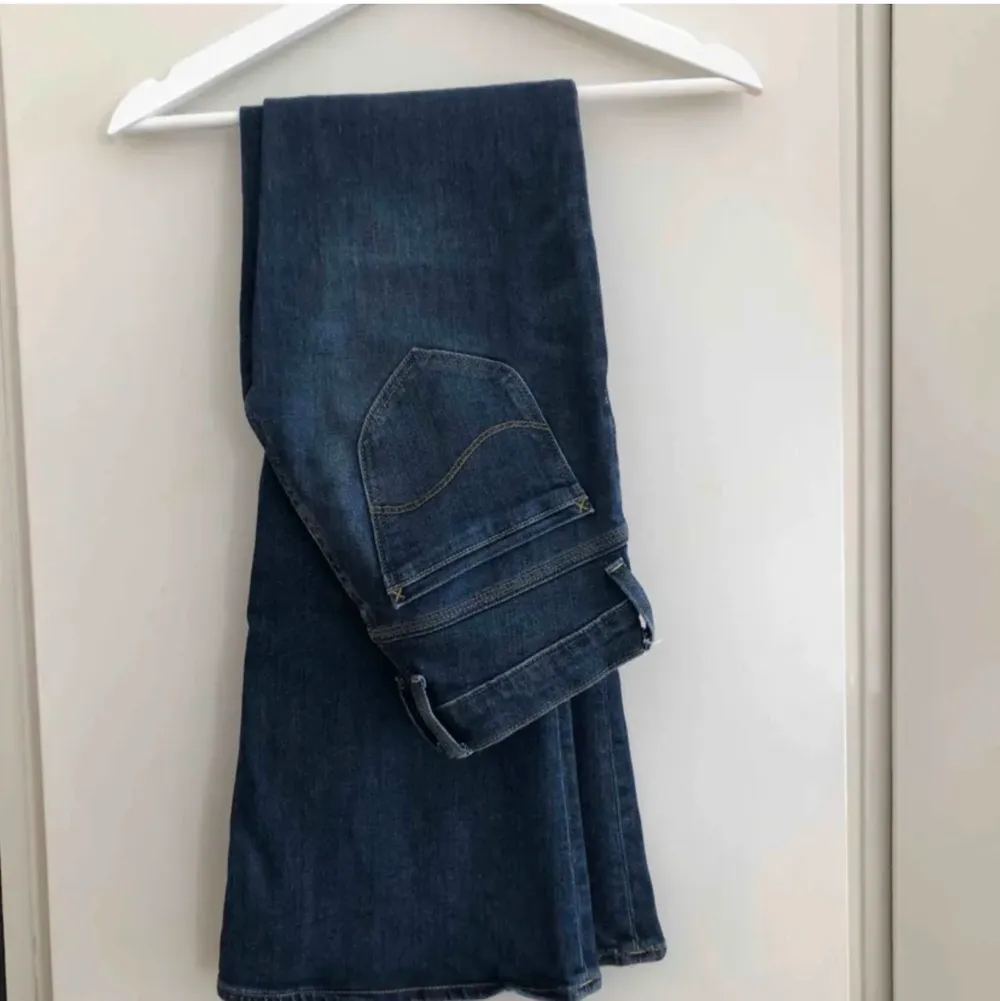 Utsvängda jeans från lee, storlek 25/31. Aldrig använda . Jeans & Byxor.