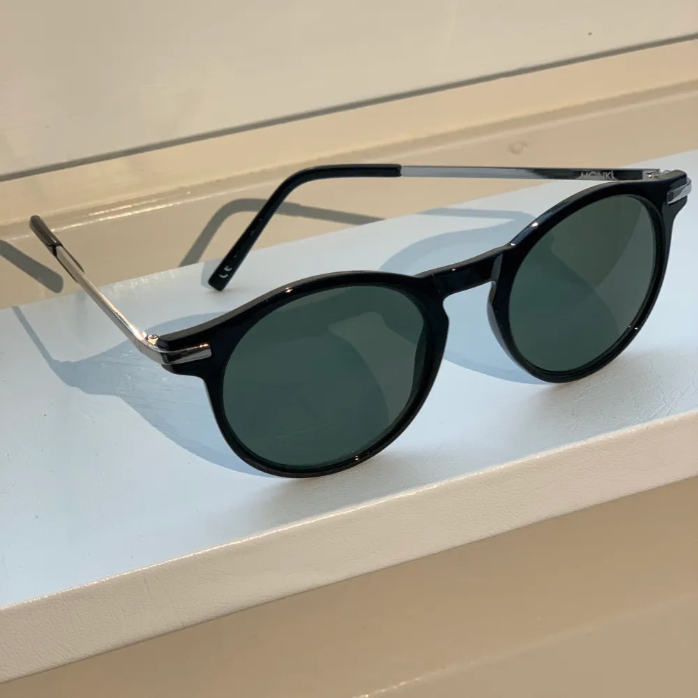 Väldigt fina svarta ( ish runda) solglasögon i väldigt bra skick! Bra pris står för frakten😉 kommentera och fråga om ni är intresserade . Accessoarer.