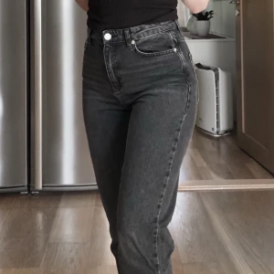 Mom jeans från Gina - Gråa mom jeans från Gina Tricot. Köpta för 500kr. Mycket bra skick. Säljes pga en aning för små för mig. Frakt på 63kr tillkommer🌻