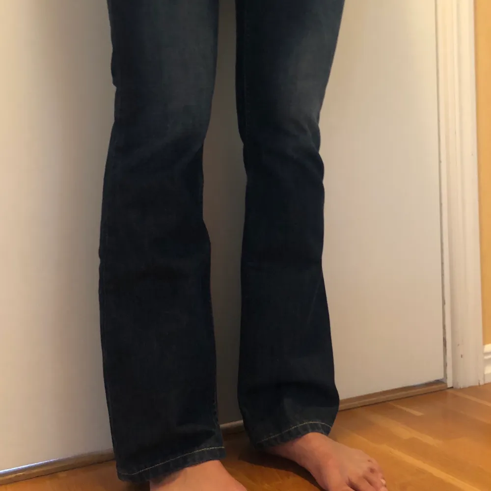 Vintage Levi’s 525 Bootcut jeans, marin blå. Snygg passform och längd. I mycket fint skick! Passar storlek 27 i ”vanlig” storlek passar dem 36 eller 38. . Jeans & Byxor.