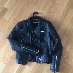Skinnjacka från chiquelle. Storlek 38 - Skinnjacka från chiquelle, storlek 38. Använd ett fåtal gånger, mycket fint skick. Köparen står för frakten💓