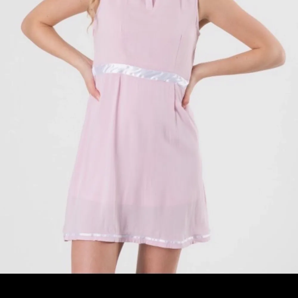 Rosa barn klänning med vitt band.💓 har inte använts mycket, storlek 146,152 passar kanske för en storlek mindre. 🙂 . Klänningar.