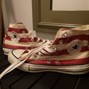 Converse röd/vita storlek 37,5 - Rödvita converse i nyskick. Knappt använda, så mer eller mindre som nya! 