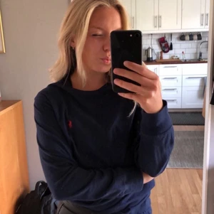 Vanlig Ralph Lauren tröja  - Mörkblå Ralph tröja, använd ca 4 ggr. Inge fel på den och sitter bra på någon som vanligtvis har strl XS