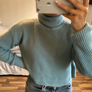 Blå polotröja - Blå stickad polo tröja från BikBok, säljs då den inte används. Har används 1 gång, nypris 400. Storlek XS! Frakt tillkommer