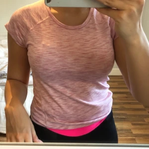 Rosa träningstshirt  - Säljer denna rosa träningstshirt då den inte längre används. Storlek XS men passar även S. Frakt tillkommer 