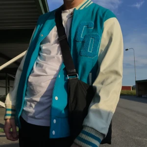 Blå varsity jacka -  Storlek L