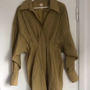 Klänning från hm - Fin senapsgul/beige klänning från hm. Endast använd en gång så den är i bra skick. Köparen står för frakten