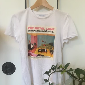 Zara - En snygg t-shirt från zara, använda två gånger! Säljer då den är för liten för mig. Kan mötas upp i Uppsala eller skicka