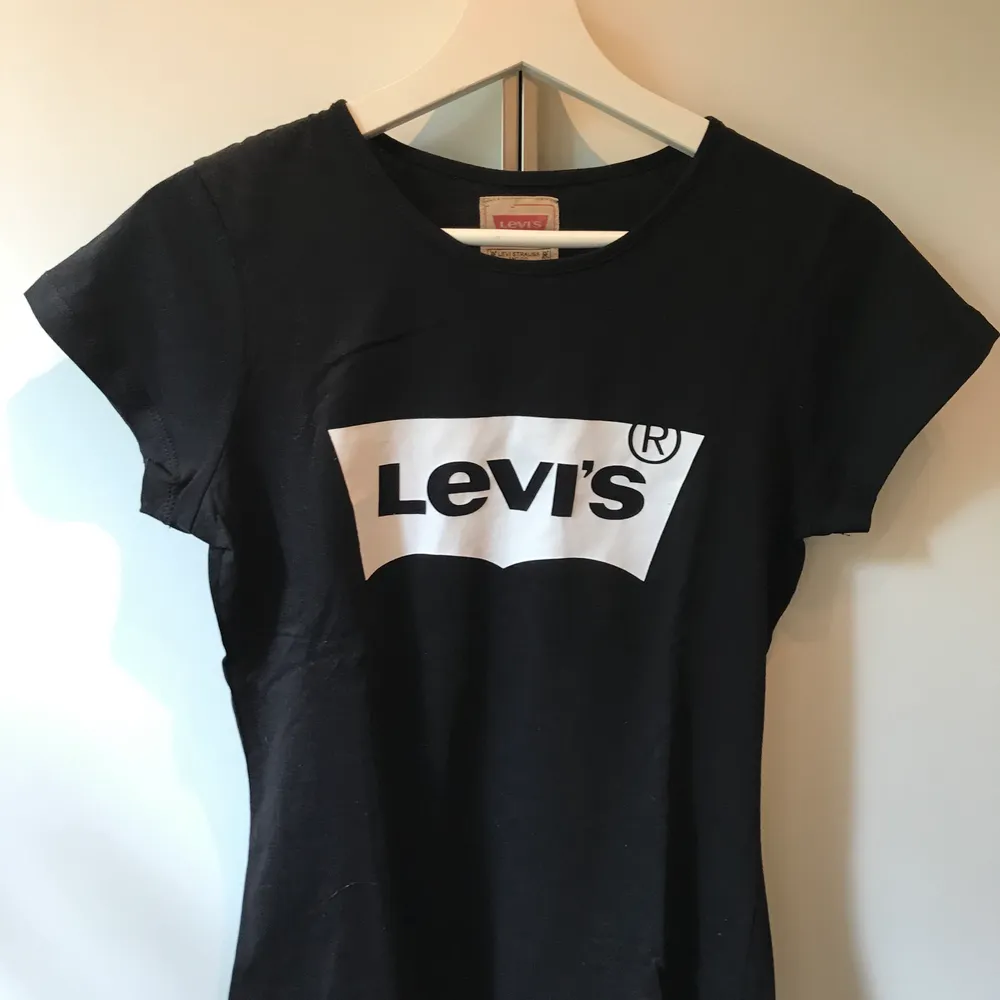 T-shirt från LEVIS, helt ny!. T-shirts.