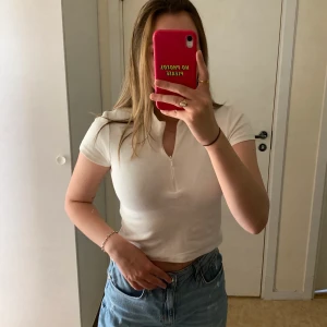 Zip up crop top - Zip up crop top från Nelly, använd vid ett tillfälle och är därför precis som ny. Lätt att styla och funkar både till fest och vardags 