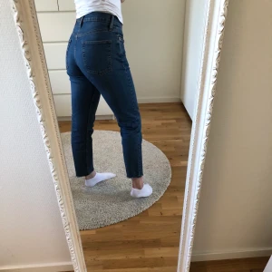 Blåa boyfriend jeans - Blåa boyfriend jeans i st S. Säljer för att de inte kommer till användning. Frakt ingår i priset. 💜