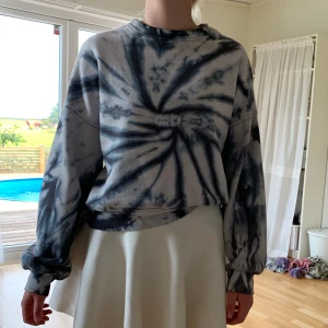 Tie dye crewneck - Jätte fin oversize crew neck som passar storlek xd-L beroende på hur man vill den ska sitta ❤️