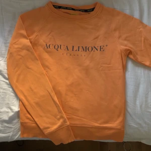 Tröja från Acqua Limone - Sweatshirt från acqua limone i en riktigt cool färg (storlek S) , mer aprikos i verkligheten. Säljer p.g.a används inte längre. Fint skick! Nypris:900kr Säljer för: 350kr+frakt eller mötas upp i Göteborg