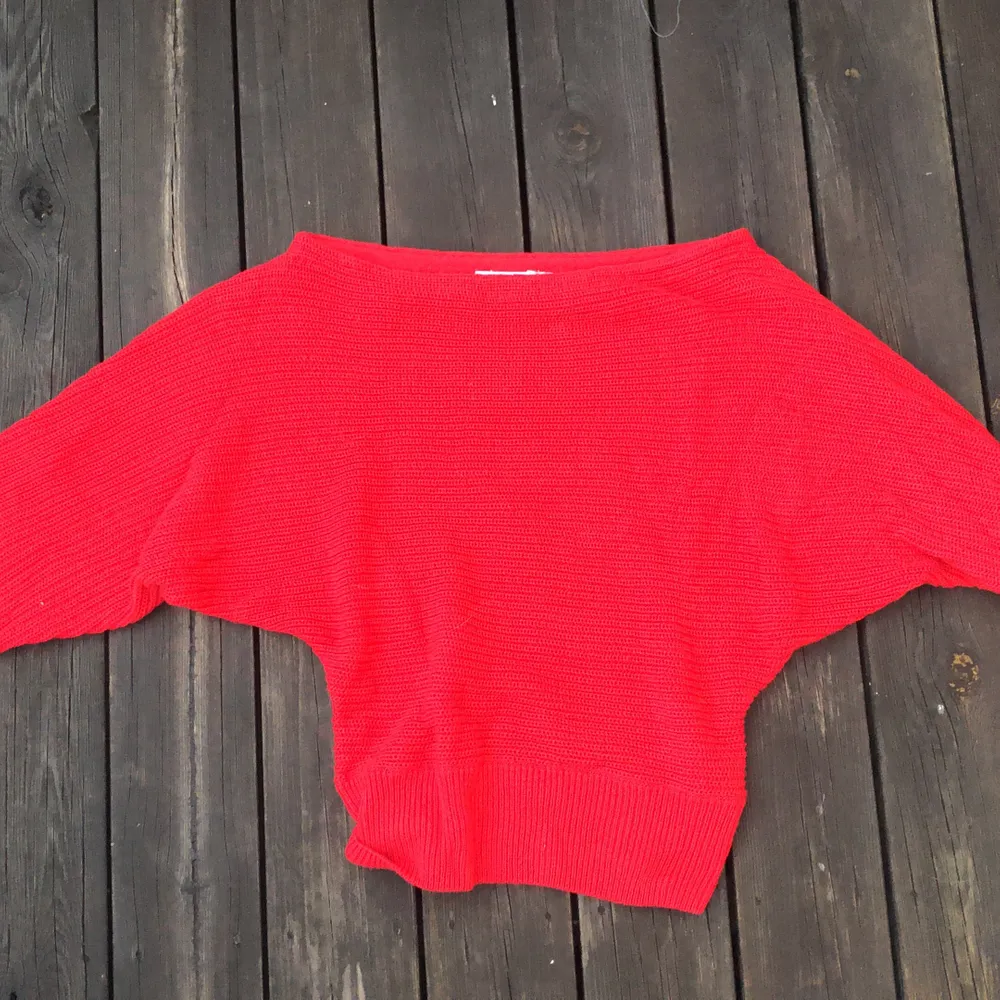 En snygg röd stickad tröja från NAKD, med smal passform i midjan.. Tröjor & Koftor.