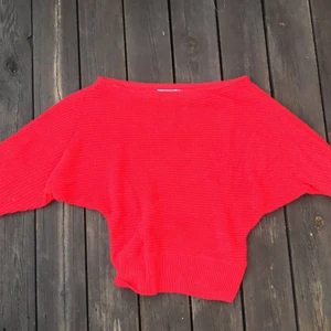 Tröja från nakd - En snygg röd stickad tröja från NAKD, med smal passform i midjan.