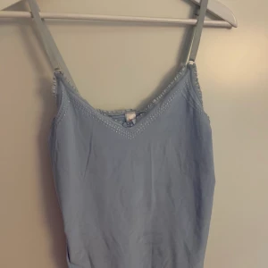 Fint blått linne - Säljer det här supergulliga linnet. Vet inte vad storleken är men skulle säga att den passar S-M. Fraktkostnad 44kr. 