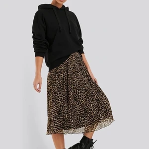 Plisserad kjol - Plisserad kjol i leopardmönster från Nakd. Storlek 38 men passar mig som är 36❤️