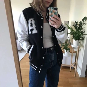 Collegejacka Amsterdam University - Collegetröja/jacka från "Amsterdam Designs University” i jättebra skick. Materialet är tjockt och extremt mjukt, jättefin kvalité! Möts gärna upp i Stockholm men annars betalar köpare frakt (63kr spårbart).