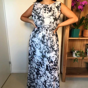 Svart/Vit/Blå klänning - Fin multifärgad klänning med öppen rygg. Den är endast använd en gång. Modellen är 163cm och klänningen når precis till marken. Kan endast mötas i Stockholm. 