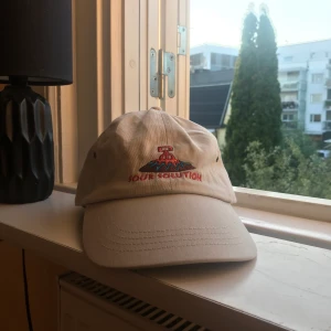Keps från skatemärket sour solution - Beige keps från skatemärket sour solution som endast är använd ett fåtal gånger. Hör av dig om du har några frågor