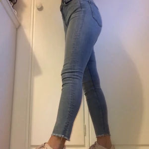 Skinny Jeans från Weekday - Ljusblå skinnyjeans från Weekday. Storlek ”W29” Stretchiga och i fint skick, frakt ingår i priset🌷