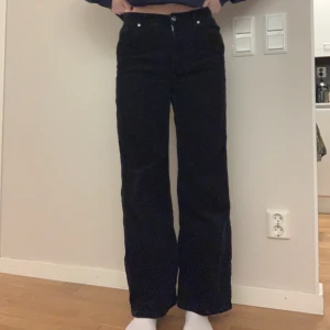 Yoko corduroy trousers - fint skick, jag är 165 cm lång, i manchester. skriv för mer info eller bilder 🥰 postar samma dag som dom köps! 
