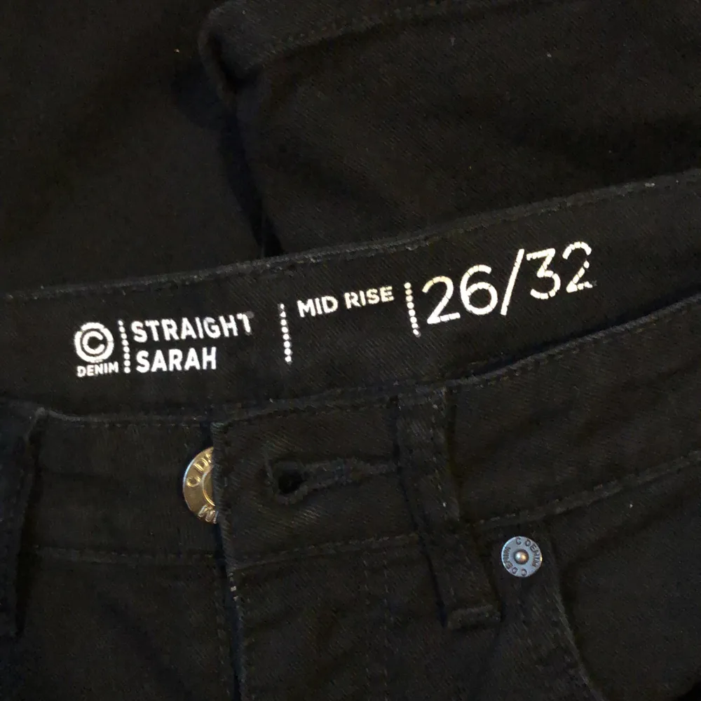 Svarta jeans ”Straight Sarah” från Cubus i storlek 26/32, fint skick, frakt ingår i priset ✨. Jeans & Byxor.