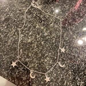 Halsband - Säljer detta fina halsband som aldrig är använt! Frakt tillkommer❣️