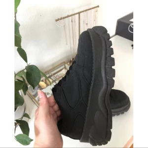 Chunky sneakers  - Svarta skitsnygga skor från ASOS i st39. Använda enbart 1gång och säljs då de är lite för stora. Jag har 38/39 i storlek och dessa passar någon med 39/40 i stolek.  Skicka ett DM eller skriv i kommentarsfältet 🌸