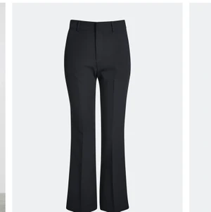 Kostymbyxor bikbok - Hej säljer ett par super snygga kostymbyxor från bikbok, modellen Vilma❤️säljer då de tyvärr var förstora för mig:( ( har vanligtvis storlek 32 ) dom är slutsålda i denhär storleken på hemsidan, nypris är 399❤️