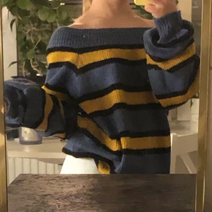 Stickad tröja - Xs tröja från NA-KD. Färgerna blå, gul och svart. En stickad tröja, använd någon gång men vill inte ha kvar längre.